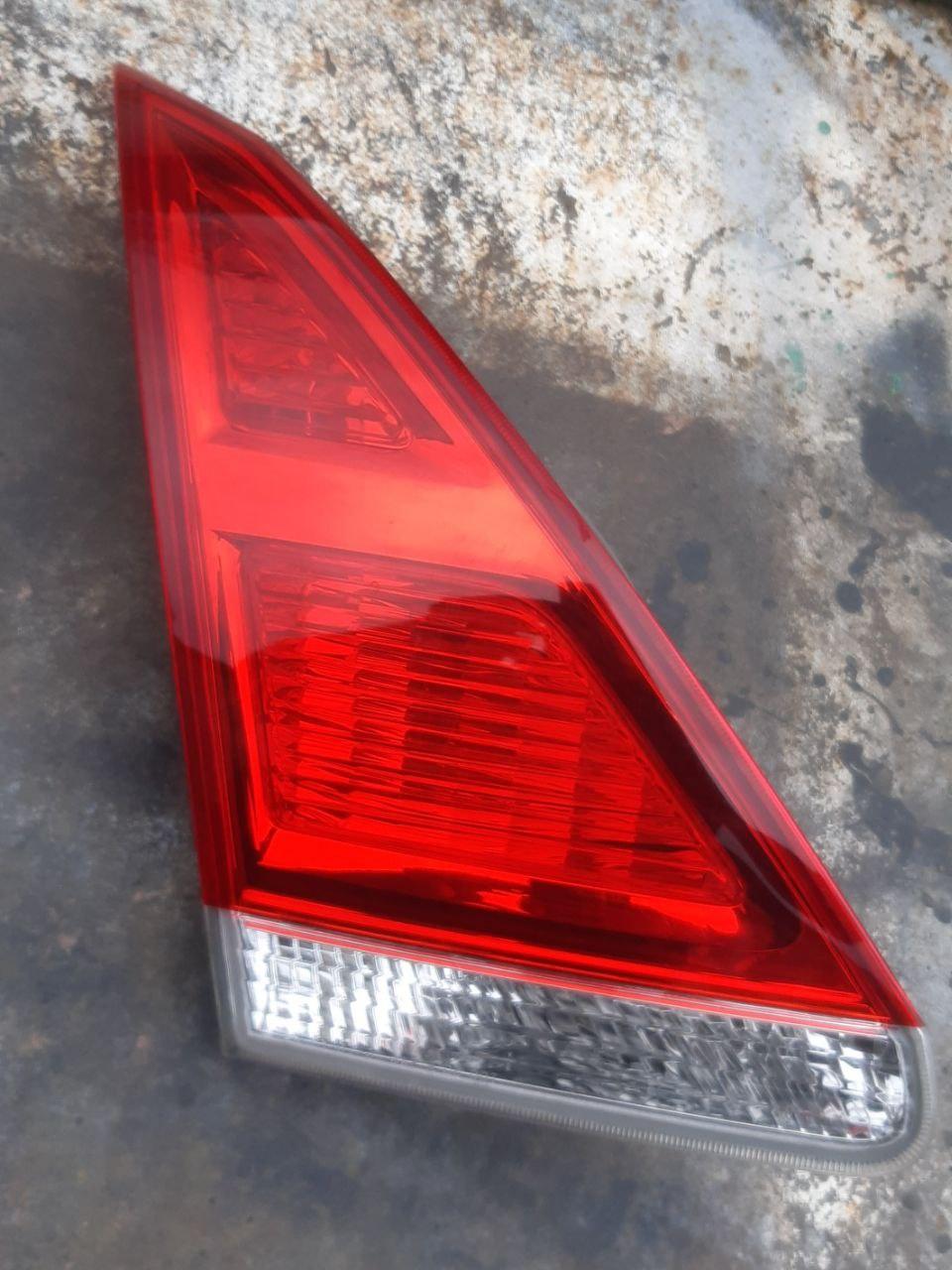 Ліхтар задній лівий внутрішній Toyota Venza 815900T010