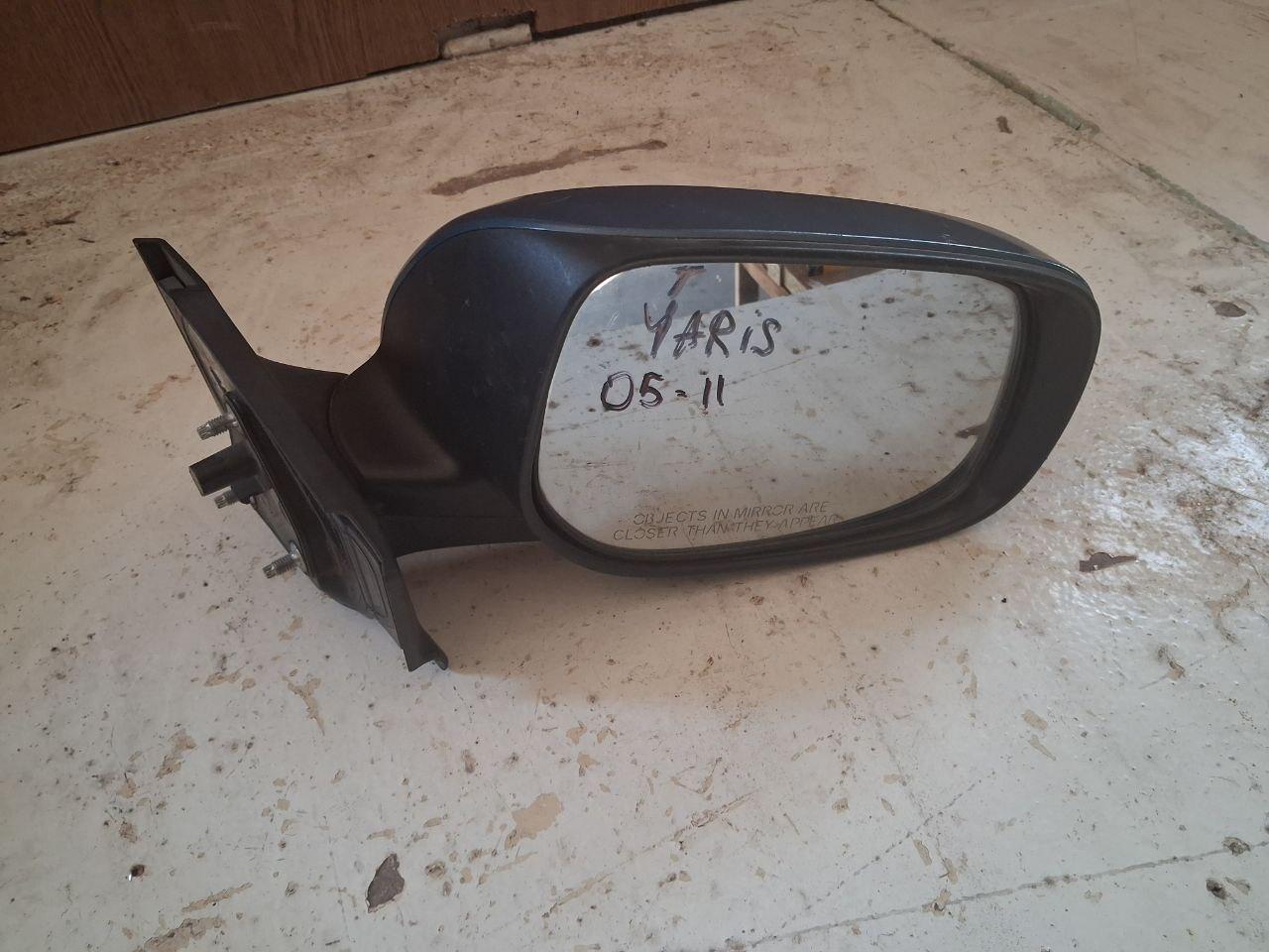 Дзеркало праве механічне Toyota Yaris 2006-2011