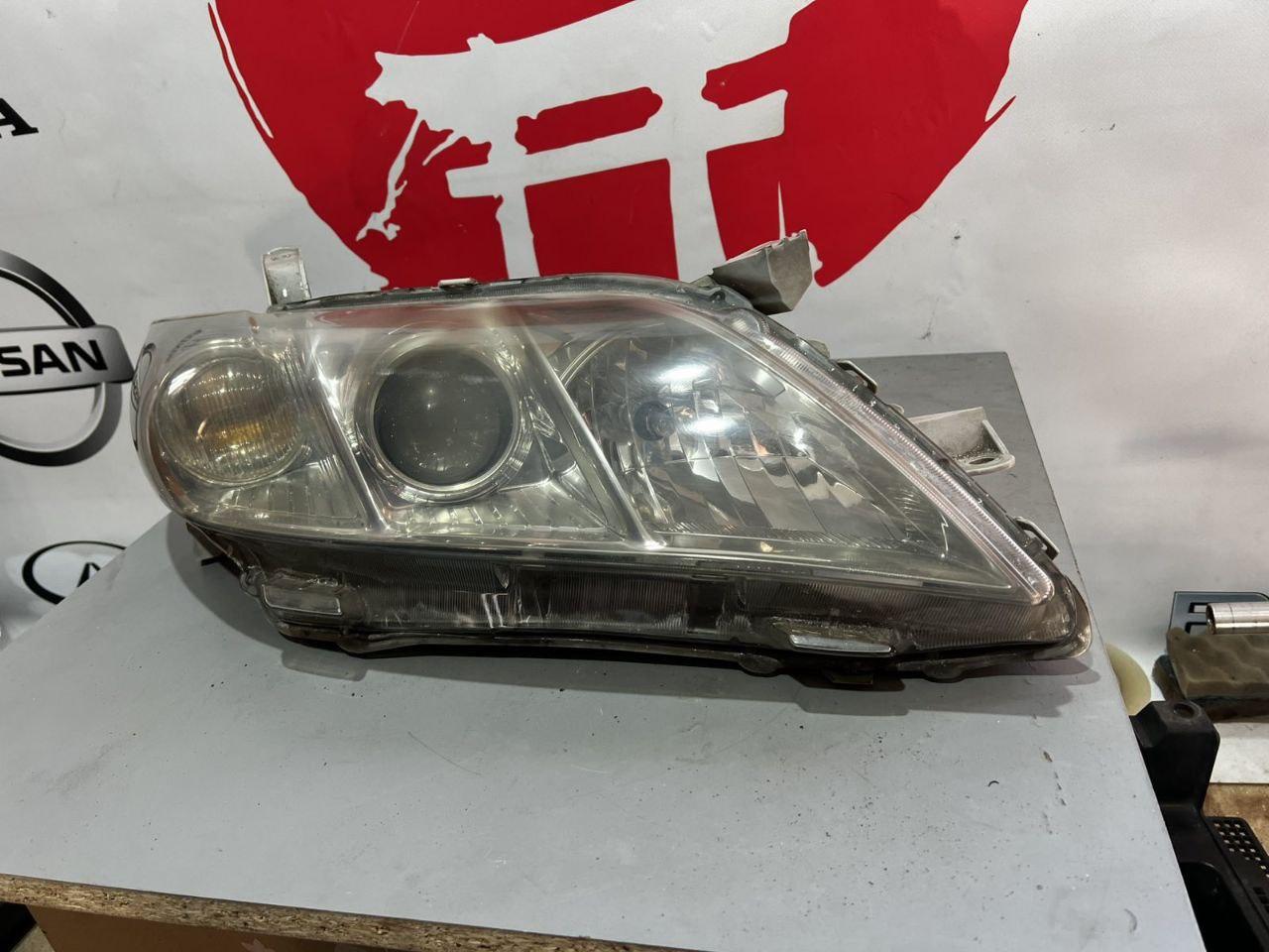Фара передня права Toyota Camry 40