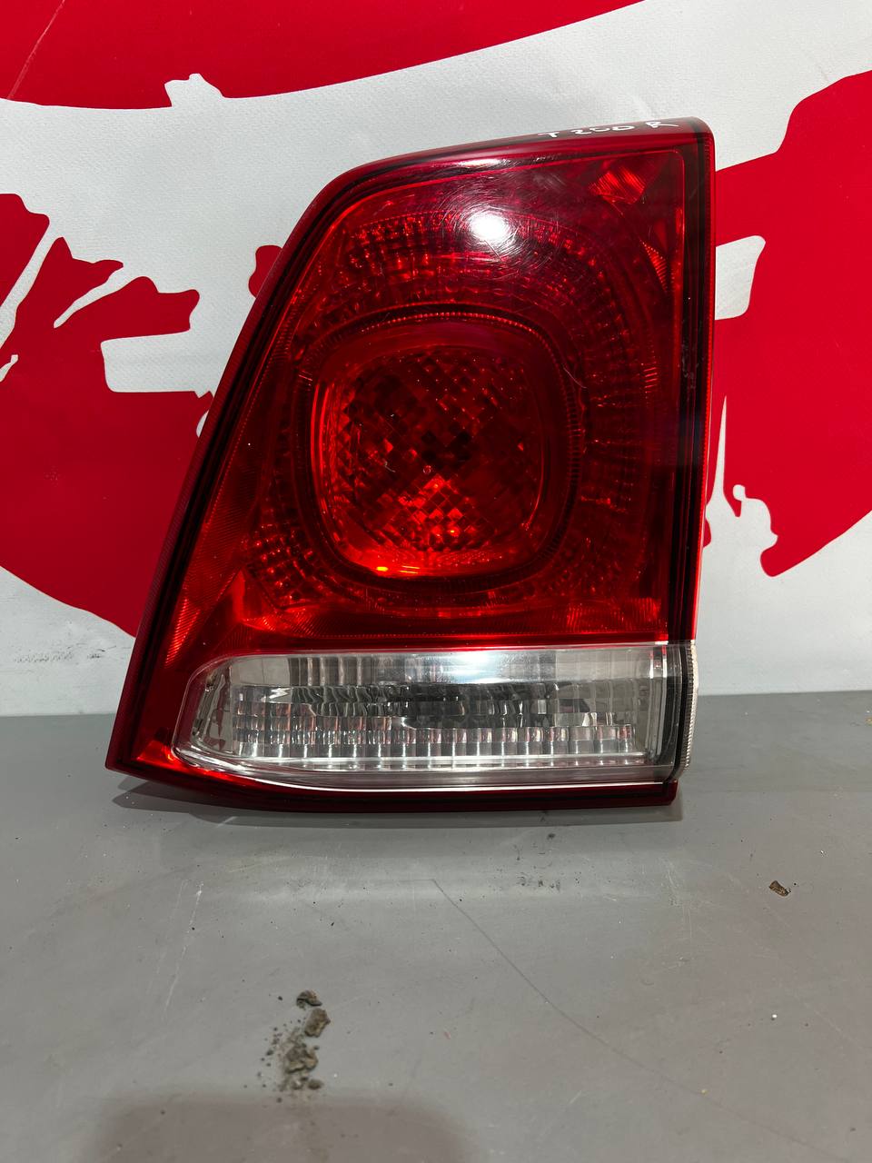 Ліхтар задній внутрішній лівий (кришка багажника) Toyota Land Cruiser 200 2008-2021 81591-60350