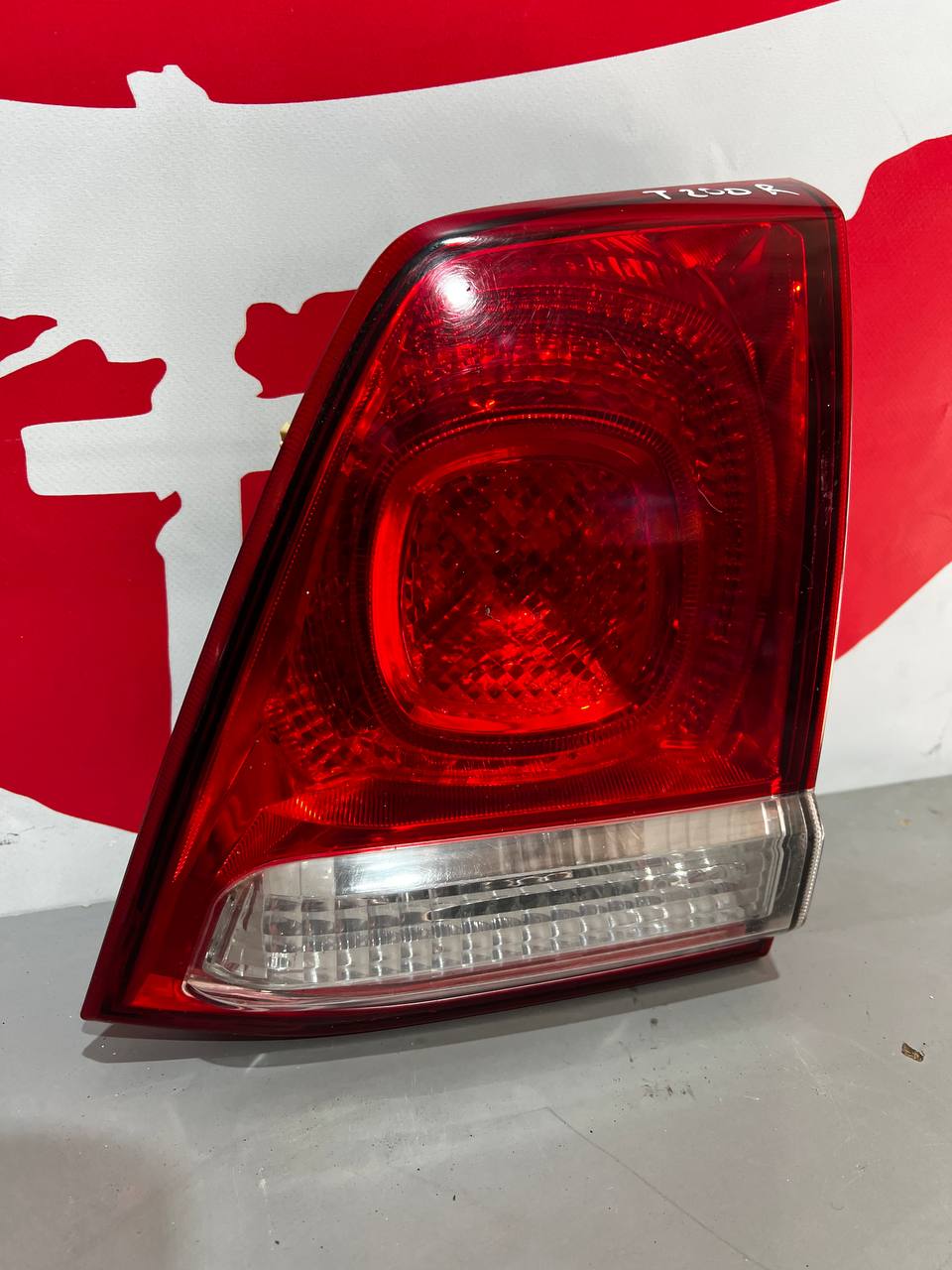 Ліхтар задній внутрішній лівий (кришка багажника) Toyota Land Cruiser 200 2008-2021 81591-60350 - Зображення 4
