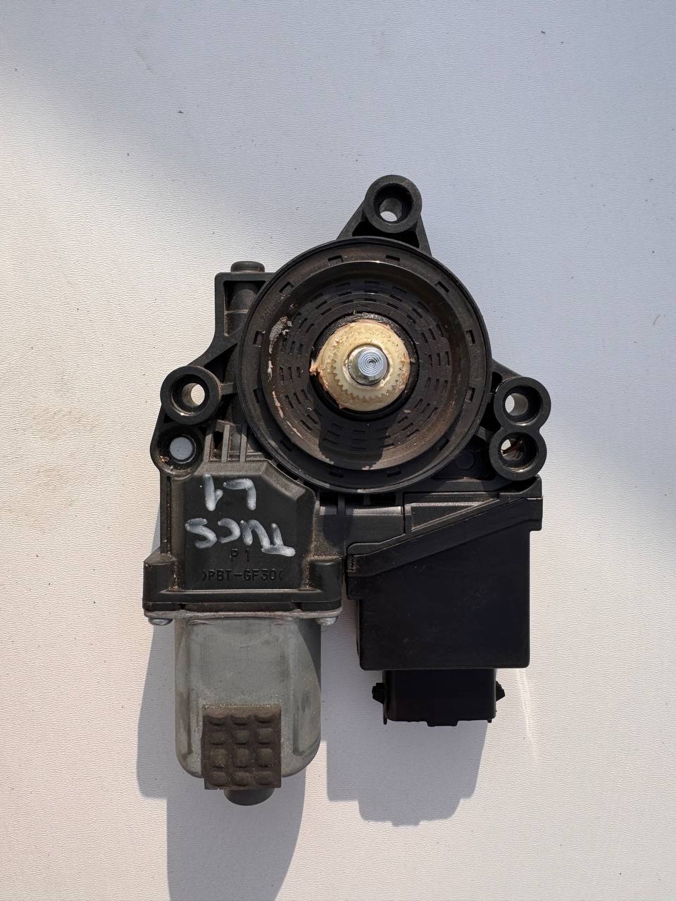 Моторчик склопідйомника передній (без механізму) Hyundai Tucson 2015-2021 82460-2W200