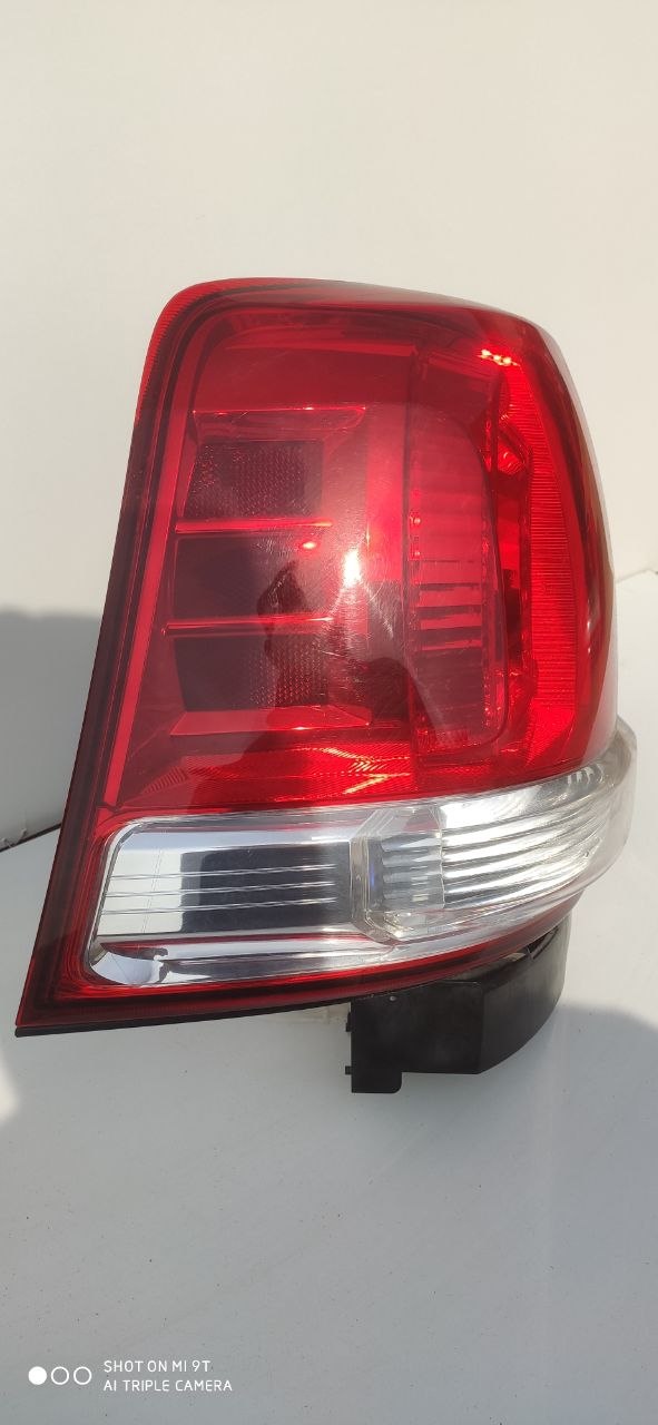 Ліхтар задній зовнішній правий (крило, рестайл) Toyota Land Cruiser 200 2016-2021 81551-60C10