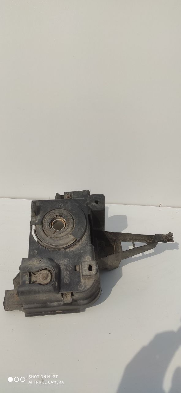Кронштейн протитуманної фари правий Toyota Land Cruiser 200 2008-2021 52125-0C010