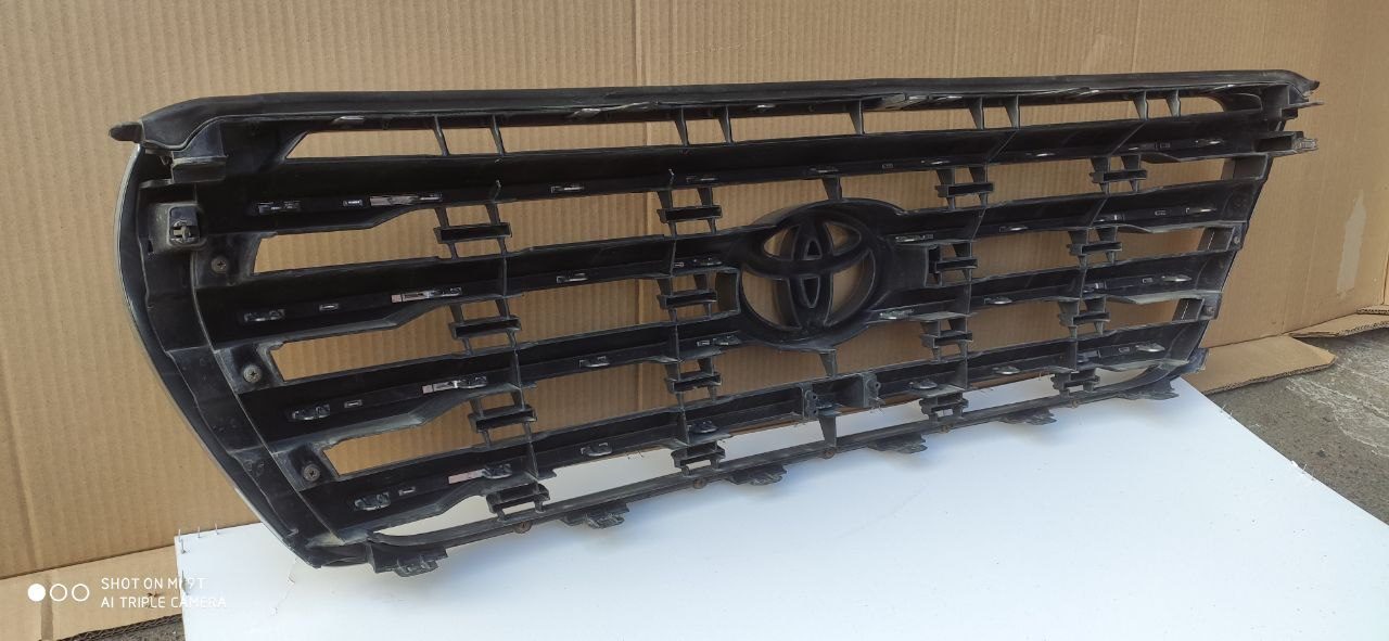 Решітка радіатора Toyota Land Cruiser 200 2008-2021 53101-60480