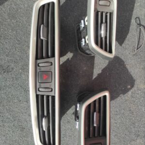 Дефлектор повітря лівий Nissan Qashqai J11 / Rogue Sport 2014-2022 68761-4EA0A