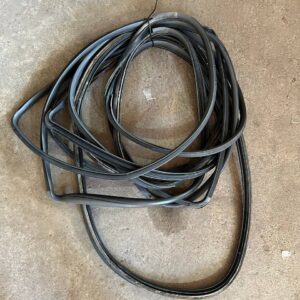 Ущільнювач прорізу дверей багажника Toyota Land Cruiser Prado 120 67881-60131