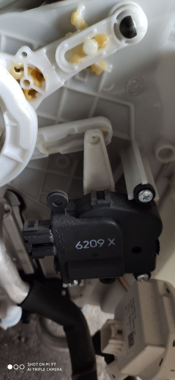 Моторчик заслонки пічки (актуатор клімату) Mazda 3 BM / BN