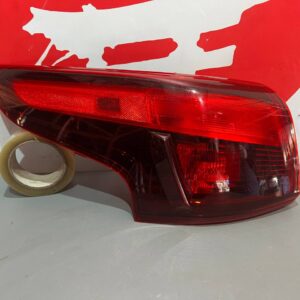 Задній лівий ліхтар Nissan Rogue Sport дорестайлінг 26555-6MA0A