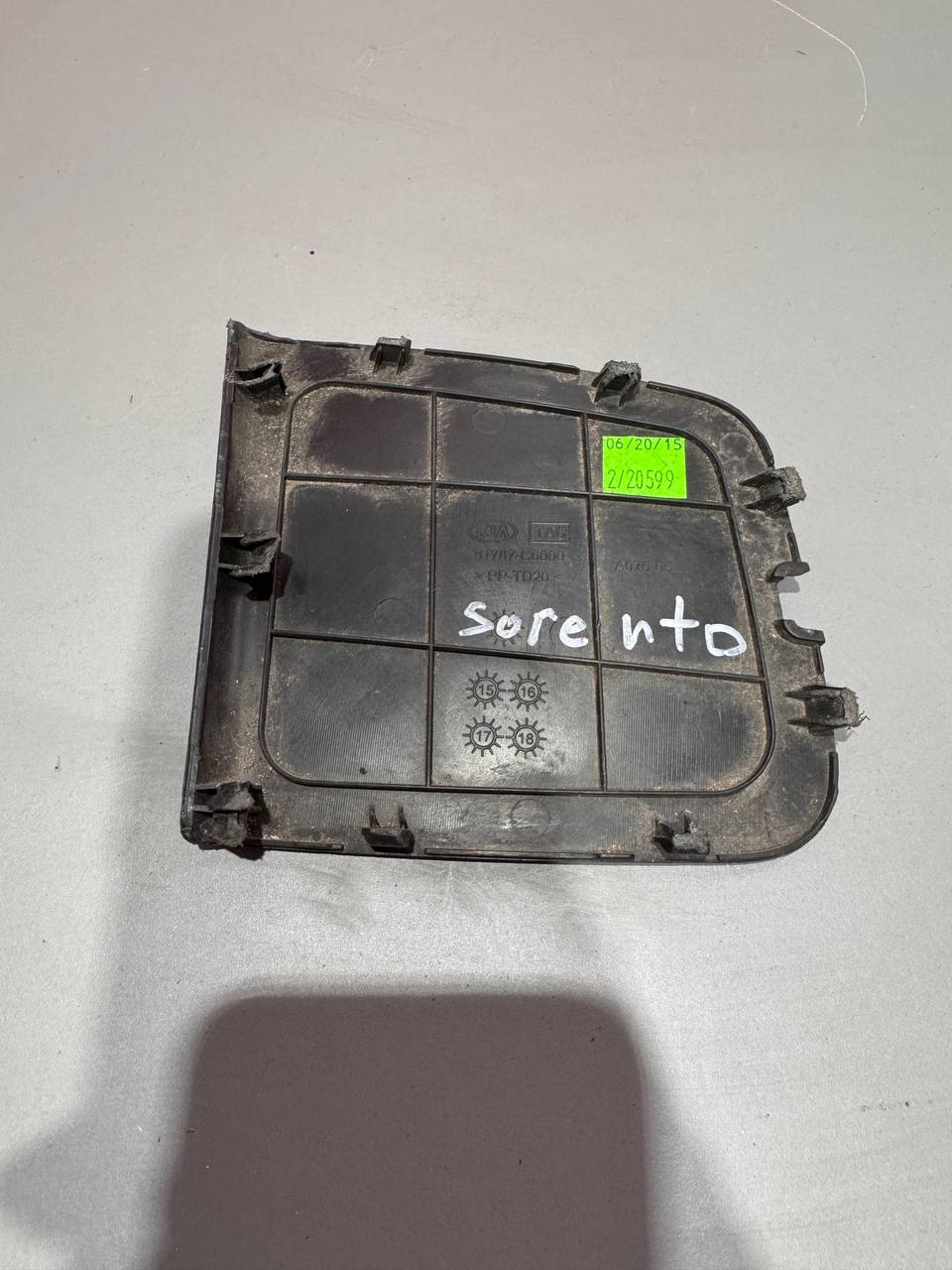 Пластикова внутрішня накладка замка дверей Kia Sorento UM 2014-2018 81787-C6000