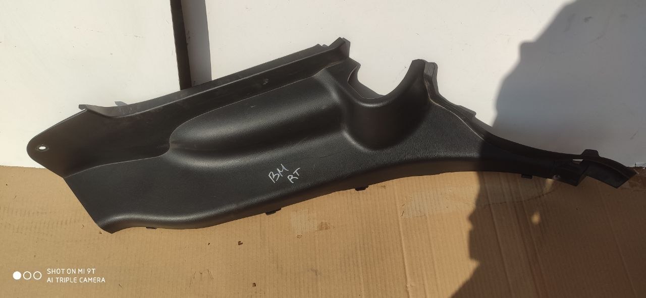 Права накладка дивана заднього сидіння Mazda 3 BM / BN BHN1-68-760