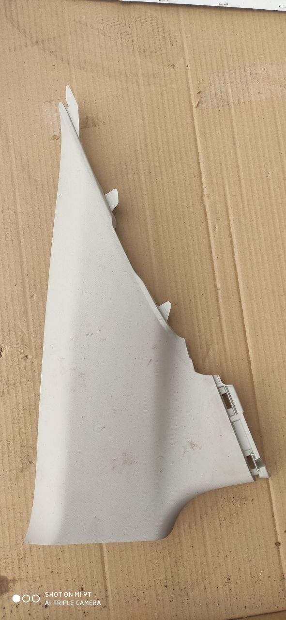 Накладка задньої лівої стійки Mazda 3 BM / BN BHN1-68-260
