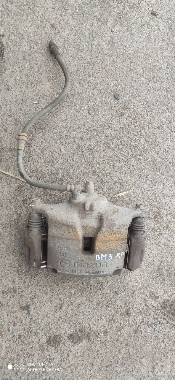 Супорт гальмівний передній правий Mazda 3 BM / BN B45A-33-98Z