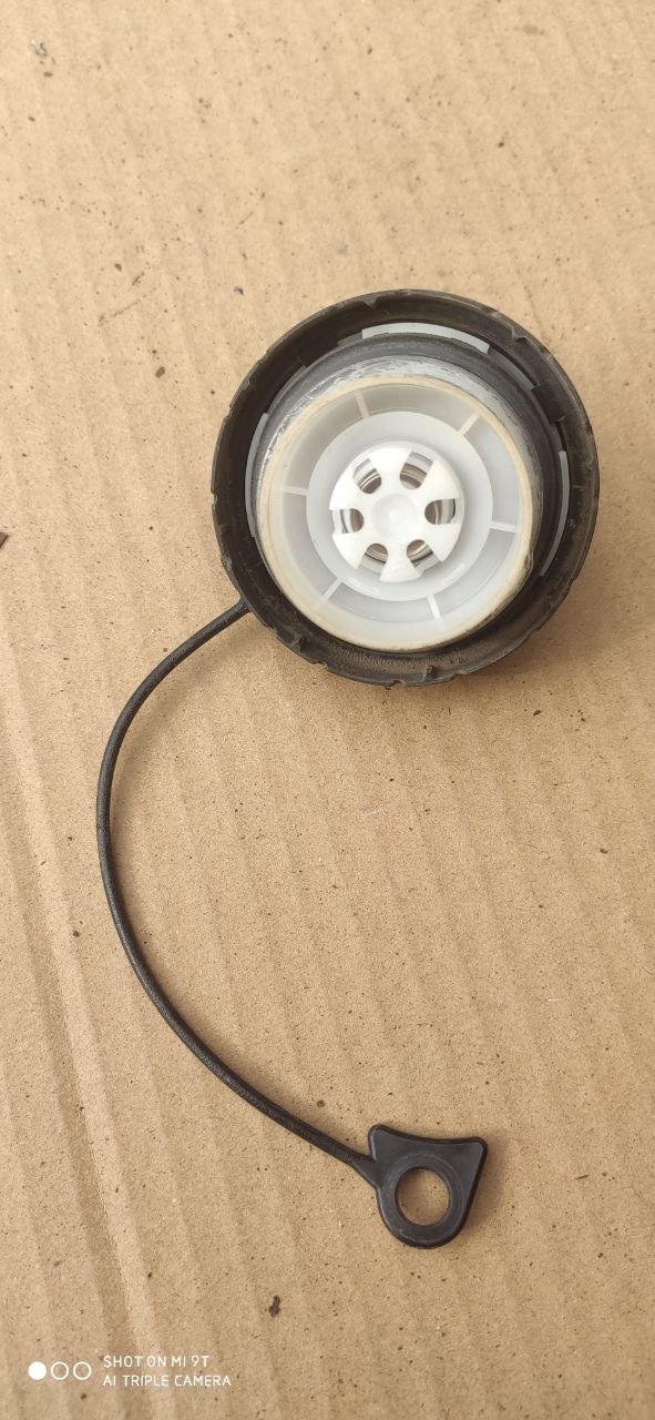 Кришка паливного бака (лючок) Mazda 3 BM / BN