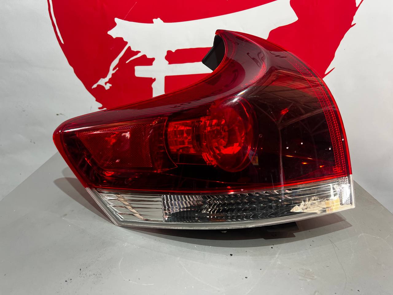 Лівий задній ліхтар Toyota Venza 2009–2016 OEM 81561-0T020