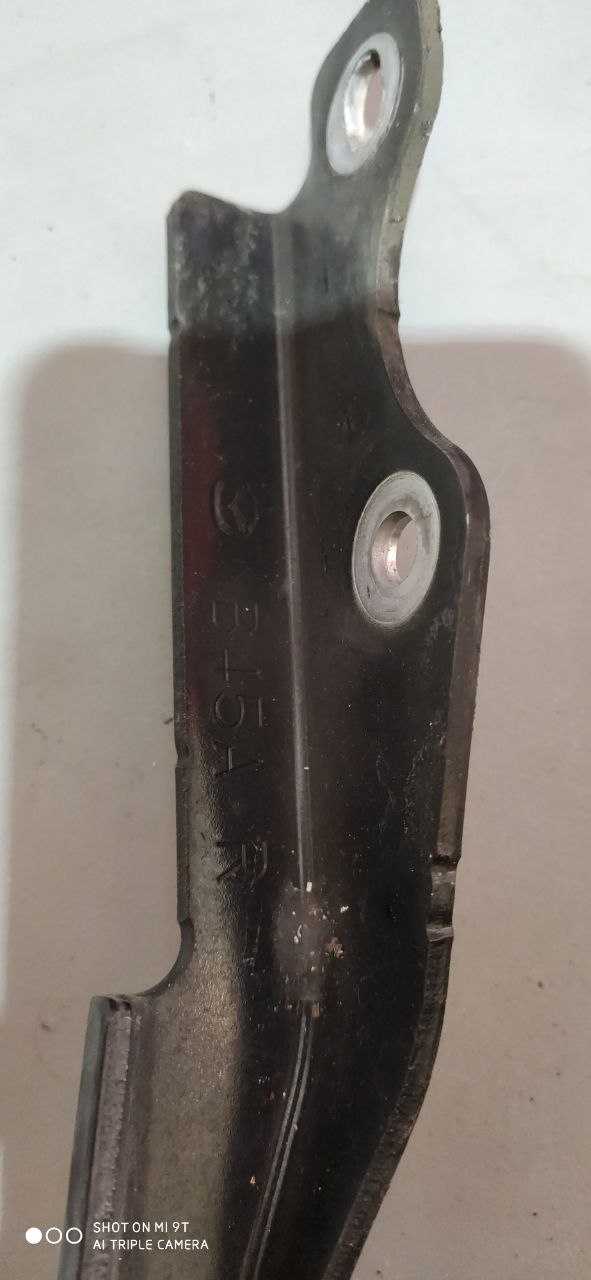 Петлі капота (ліва + права) Mazda 3 BM / BN OEM B45A-52-420 / B45A-52-410