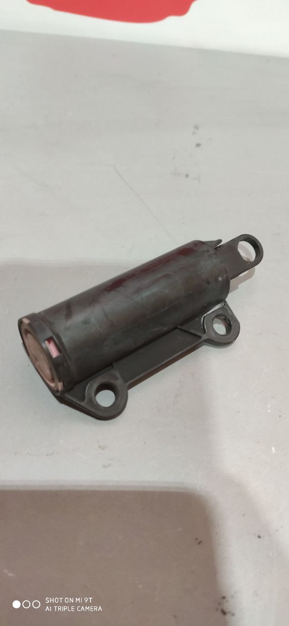 Демпфер (амортизатор) бардачка Toyota OEM 55557-33030