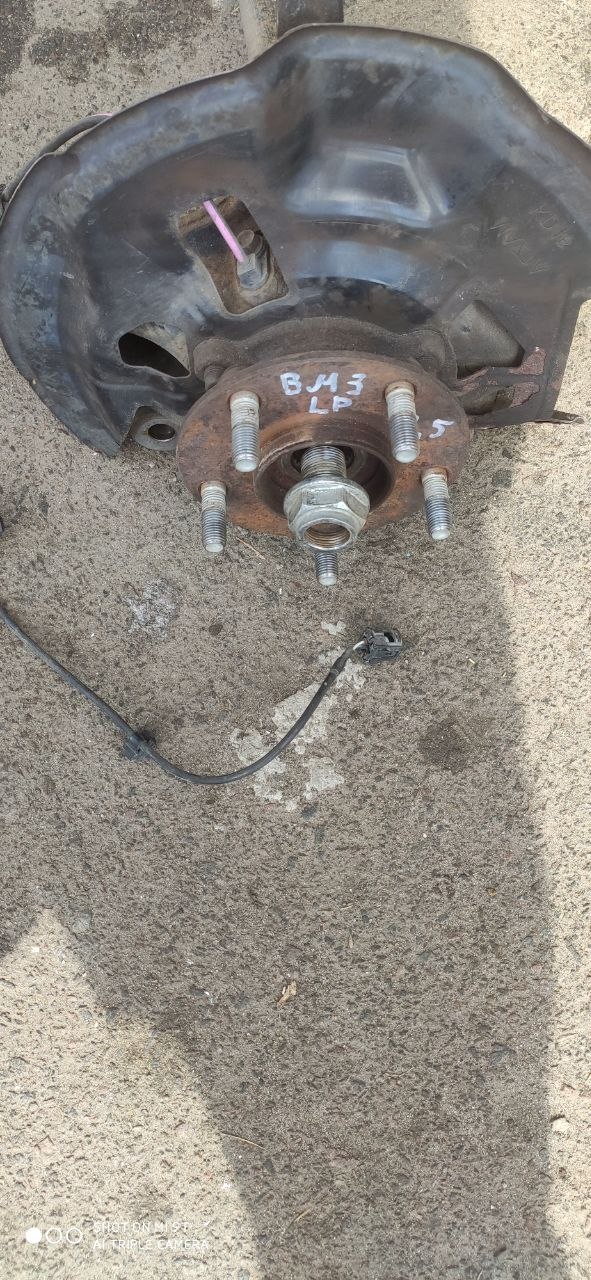 Передня ліва цапфа (поворотний кулак) Mazda 3 BM / BN B45A-33-030