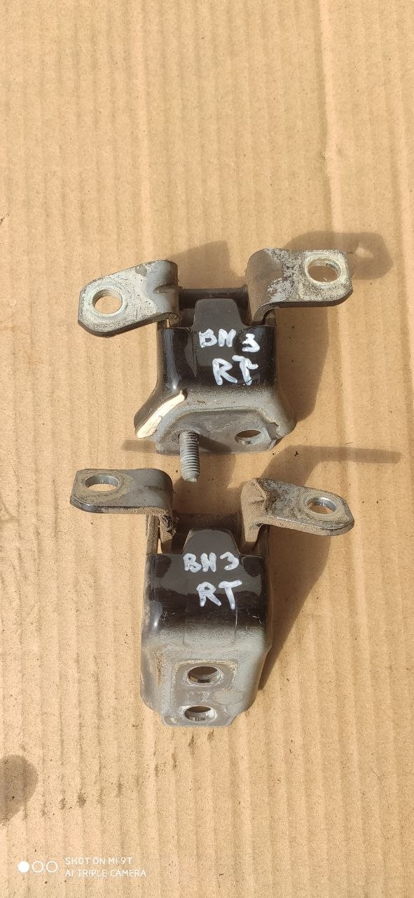 Петлі задніх правих дверей Mazda 3 BM / BN B45A-72-210 / B45A-72-220