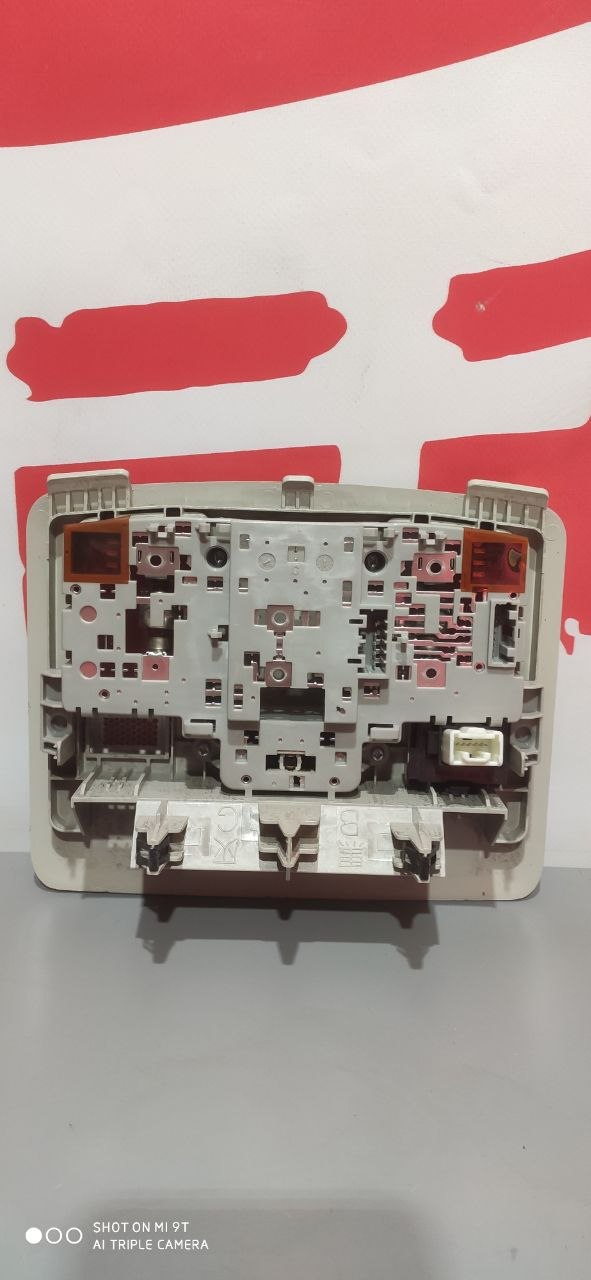 Плафон освітлення салону передній Mazda 3 BM / BN OEM GHP9-69-970 бежевий - Зображення 2