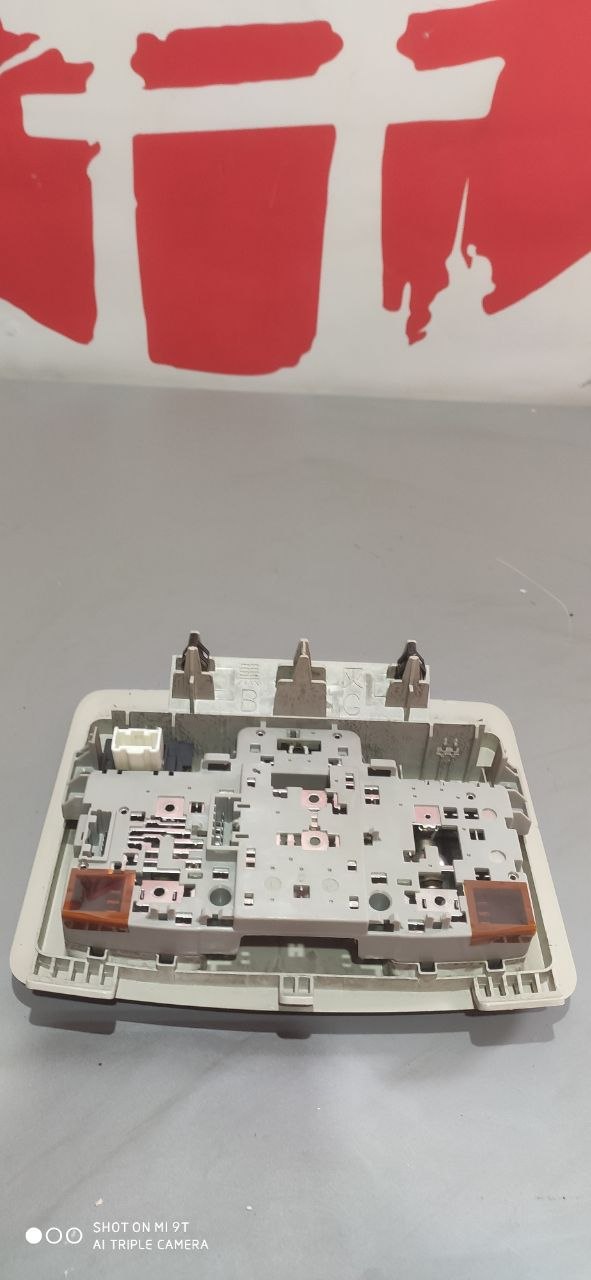 Плафон освітлення салону передній Mazda 3 BM / BN OEM GHP9-69-970 бежевий - Зображення 3