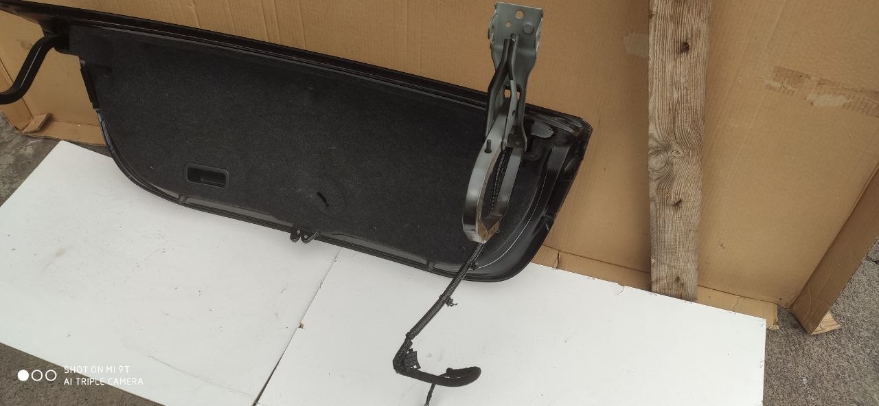 Кришка багажника Mazda 3 BM / BN седан OEM BHN1-52-61X чорна в зборі - Зображення 8
