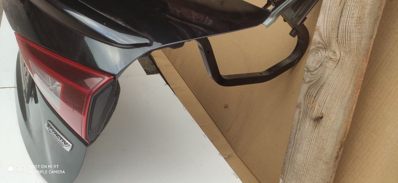 Кришка багажника Mazda 3 BM / BN седан OEM BHN1-52-61X чорна в зборі - Зображення 5