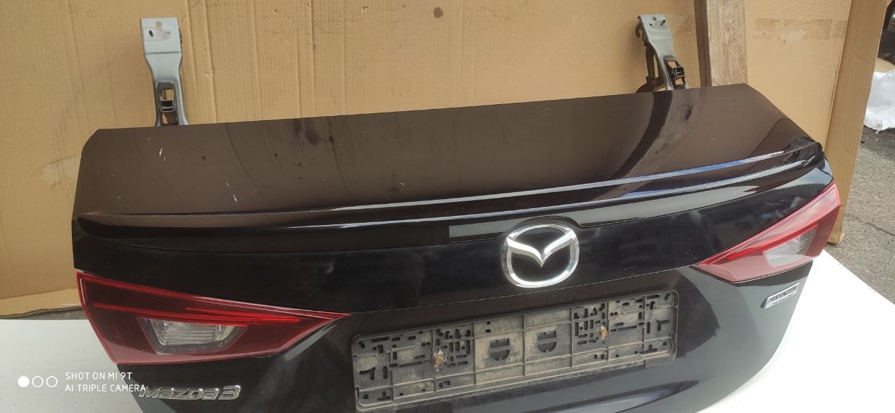 Кришка багажника Mazda 3 BM / BN седан OEM BHN1-52-61X чорна в зборі