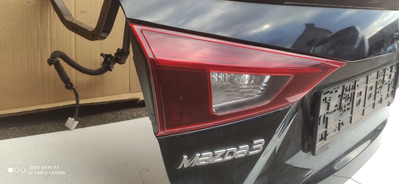 Кришка багажника Mazda 3 BM / BN седан OEM BHN1-52-61X чорна в зборі - Зображення 3