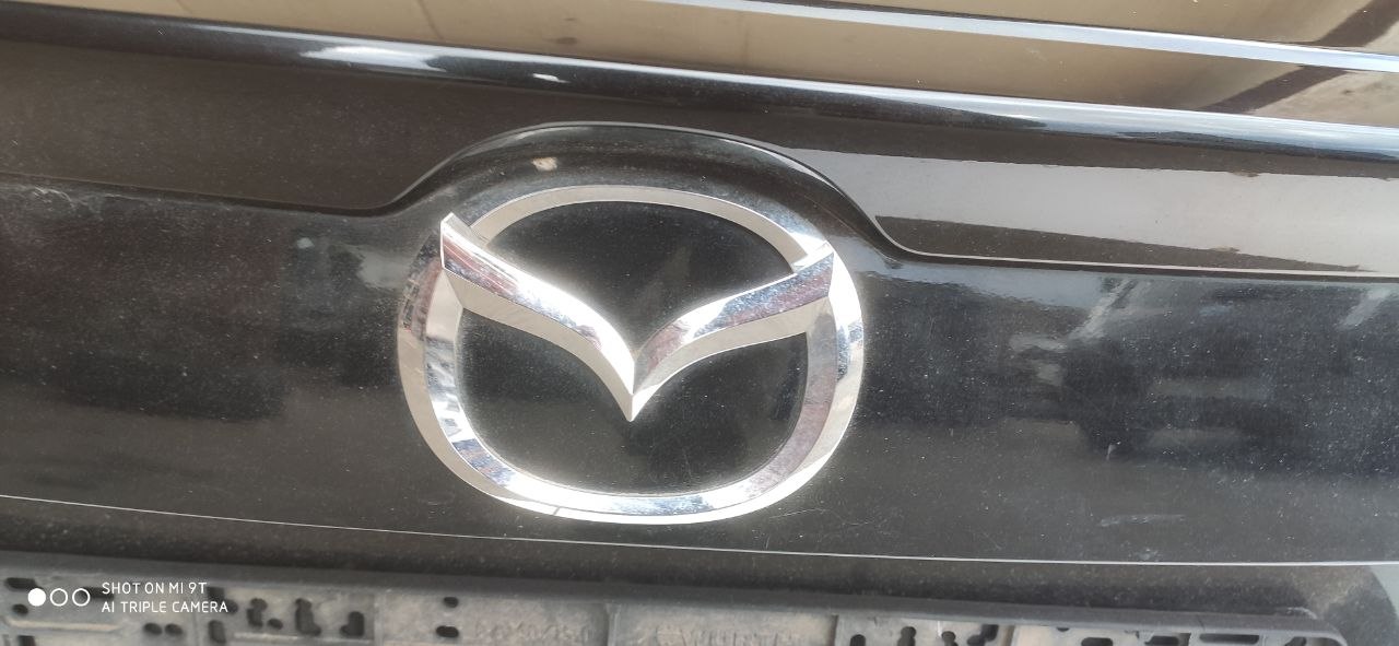 Кришка багажника Mazda 3 BM / BN седан OEM BHN1-52-61X чорна в зборі - Зображення 2