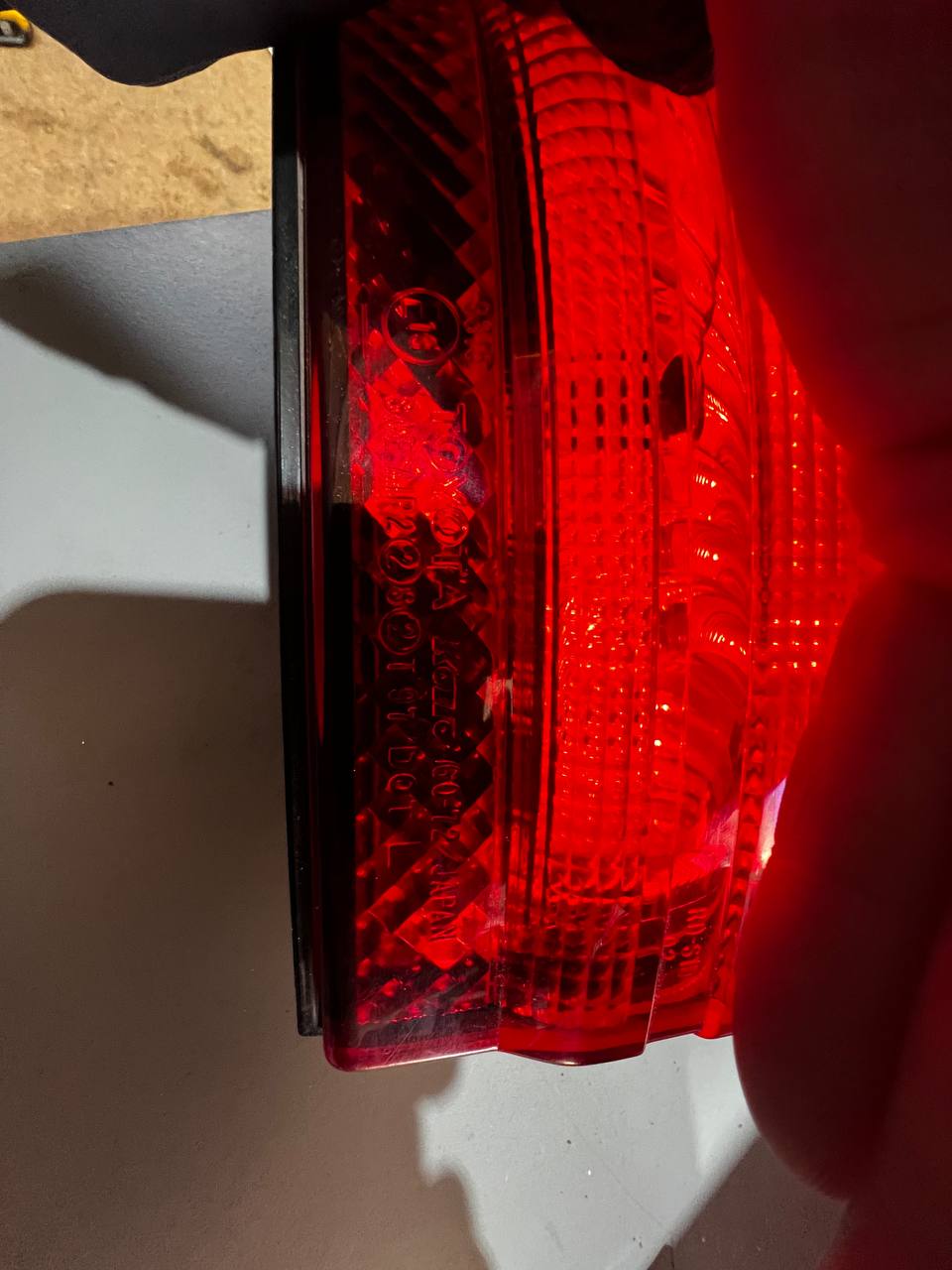 Ліхтар задній лівий зовнішній Lexus LX 470 OEM 81561-60580 - Зображення 2