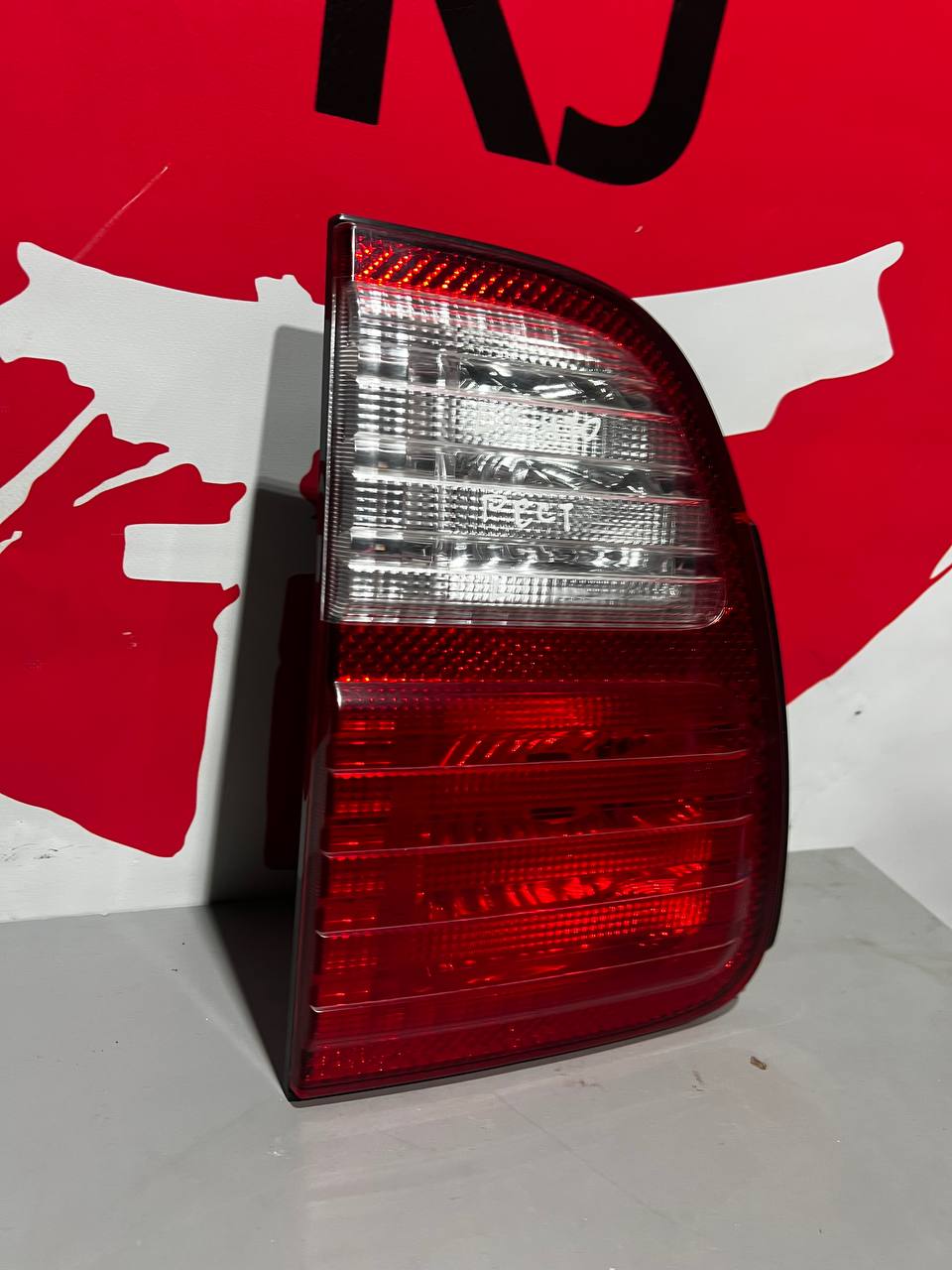 Ліхтар задній лівий зовнішній Lexus LX 470 OEM 81561-60580