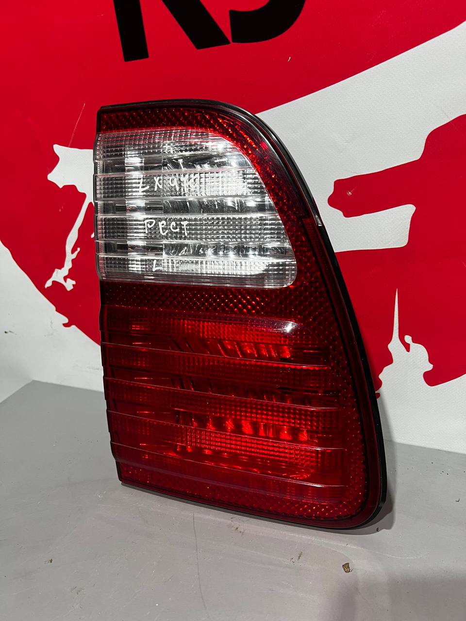 Ліхтар задній лівий зовнішній Lexus LX 470 OEM 81561-60580 - Зображення 3