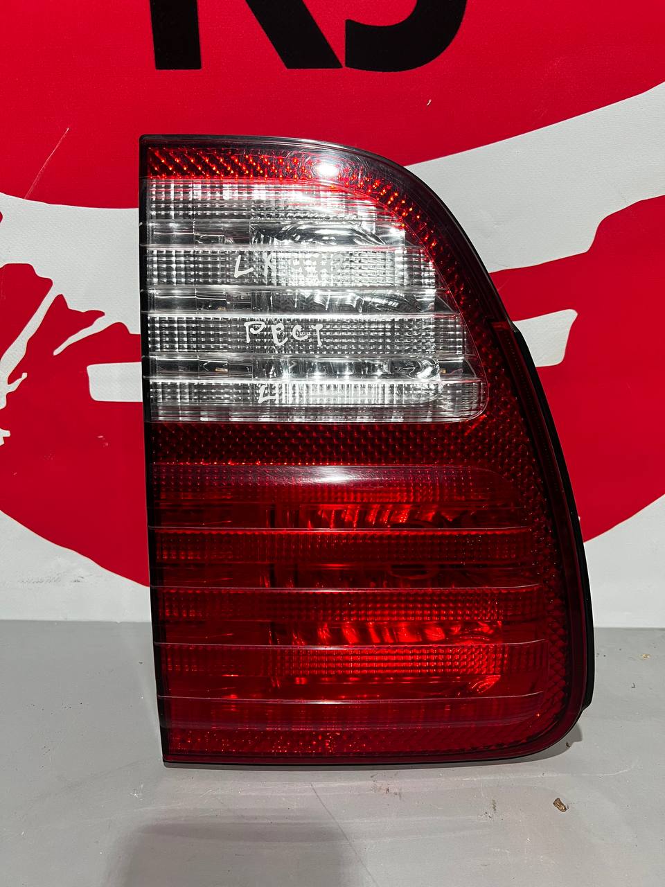 Ліхтар задній лівий зовнішній Lexus LX 470 OEM 81561-60580 - Зображення 2