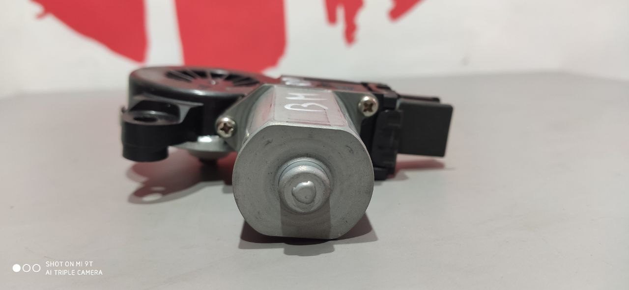 Моторчик склопідйомника задній правий Mazda 3 BM / BN OEM BHN9-58-58X
