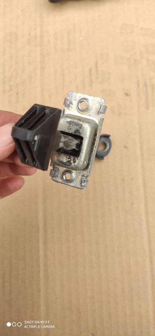 Обмежувач задніх дверей Mazda 3 BM / BN OEM B45A-72-270