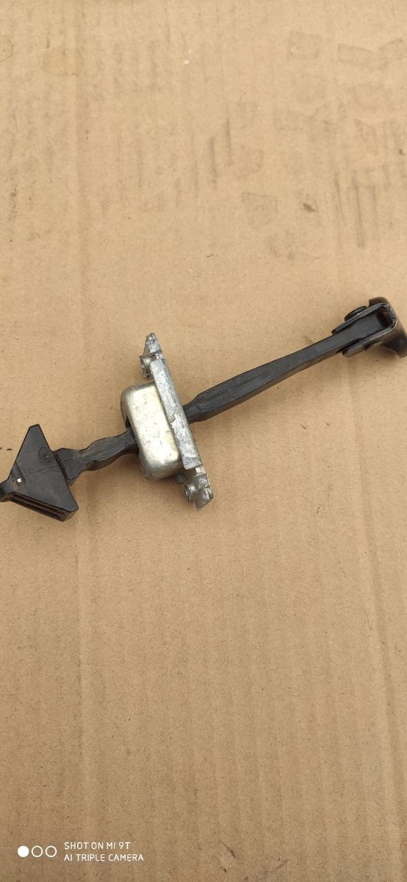 Обмежувач задніх дверей Mazda 3 BM / BN OEM B45A-72-270 - Зображення 3