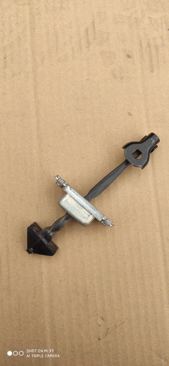 Обмежувач задніх дверей Mazda 3 BM / BN OEM B45A-72-270 - Зображення 2