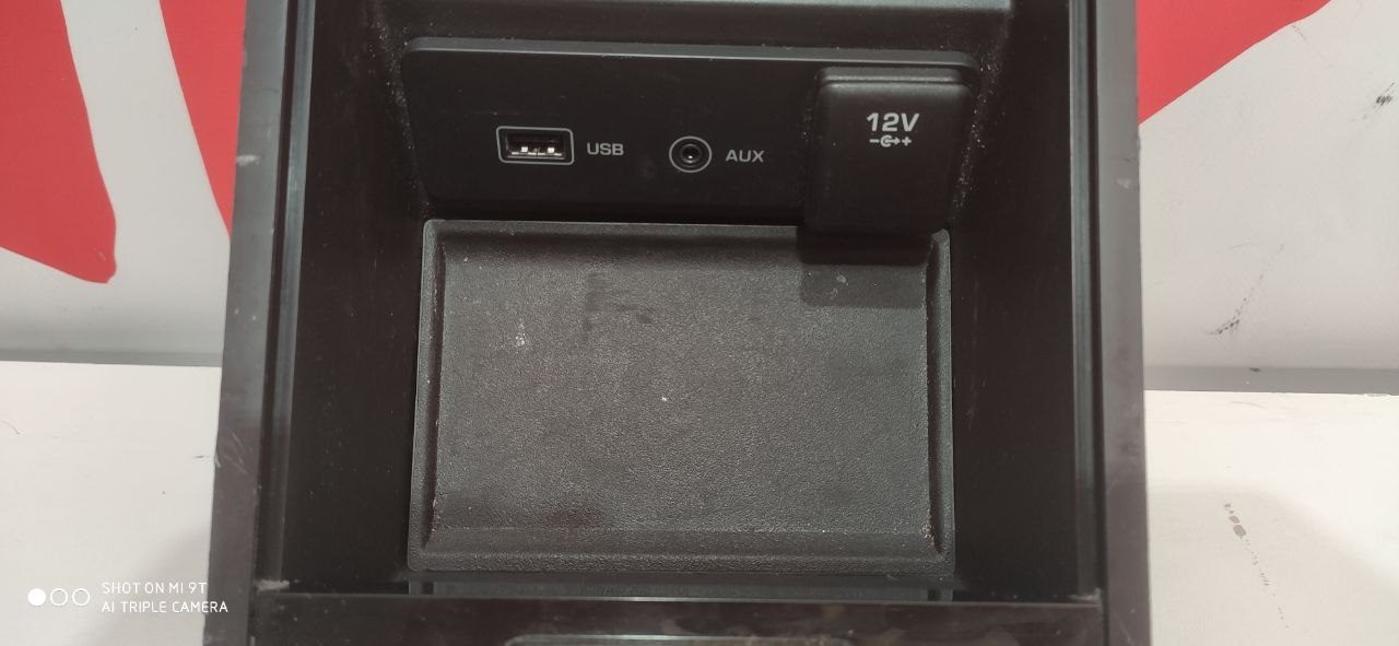 Бокс центральної консолі Land Rover Discovery Sport 2016 LR083921 з USB AUX 12V - Зображення 10