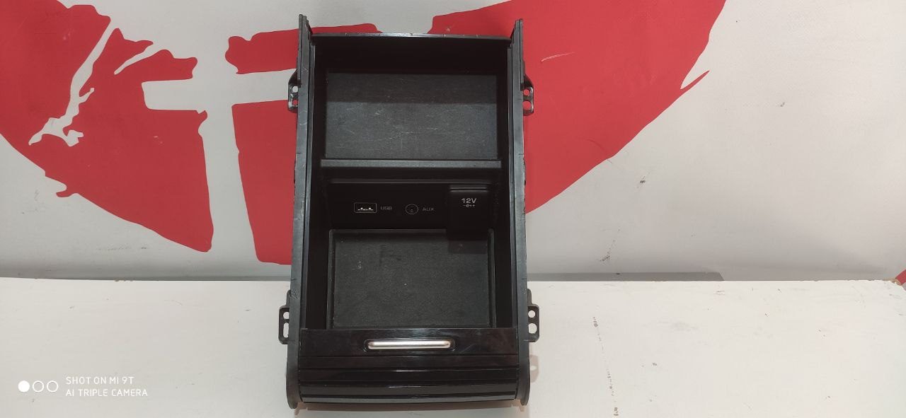 Бокс центральної консолі Land Rover Discovery Sport 2016 LR083921 з USB AUX 12V