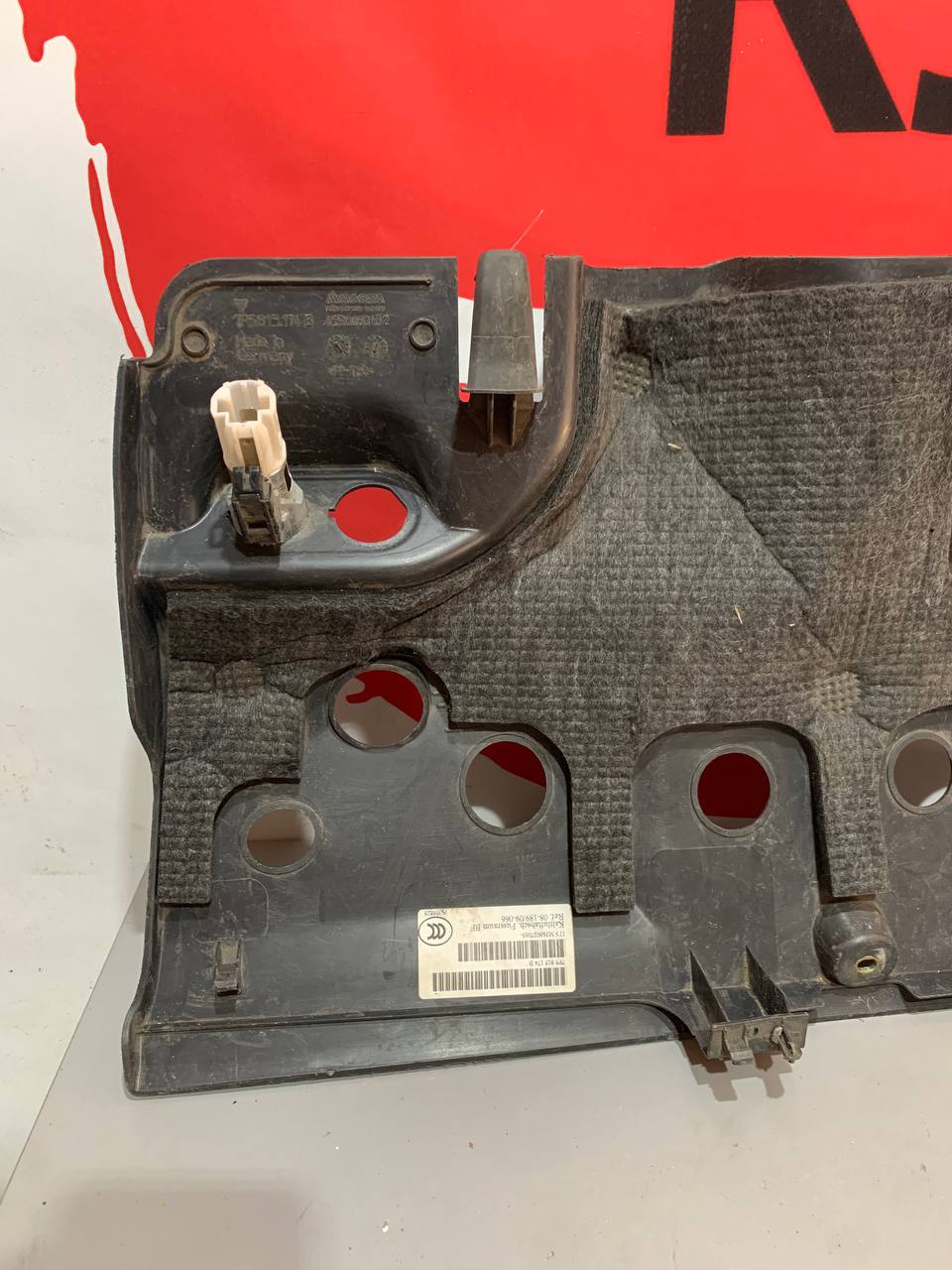 Нижня захисна панель Porsche Cayenne 7P5815174B під бардачок з розеткою 12V - Зображення 7