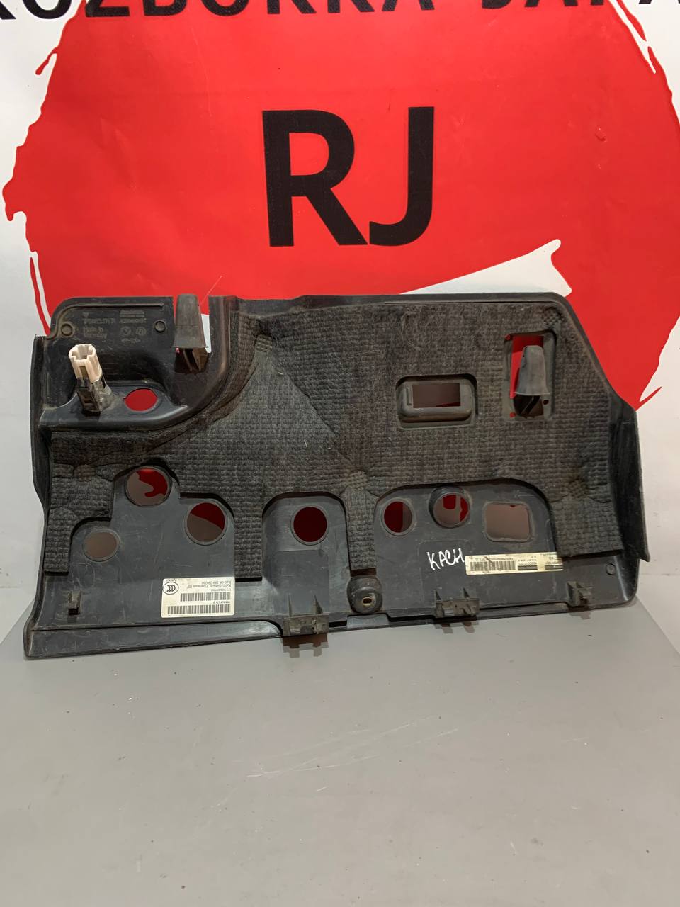 Нижня захисна панель Porsche Cayenne 7P5815174B під бардачок з розеткою 12V - Зображення 5