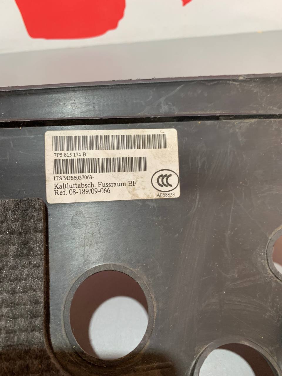 Нижня захисна панель Porsche Cayenne 7P5815174B під бардачок з розеткою 12V - Зображення 3