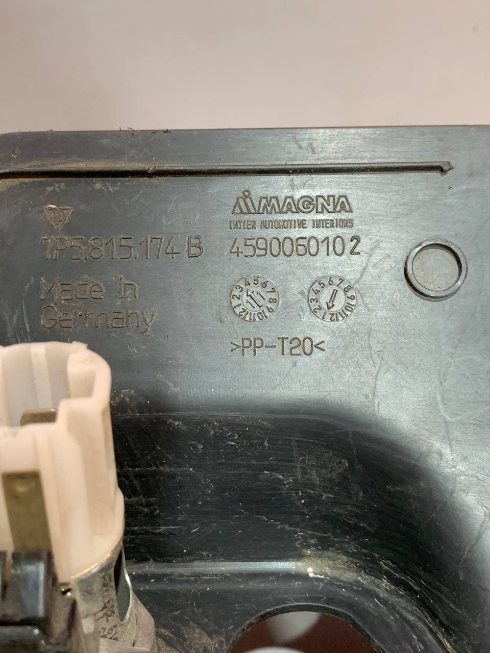 Нижня захисна панель Porsche Cayenne 7P5815174B під бардачок з розеткою 12V - Зображення 2