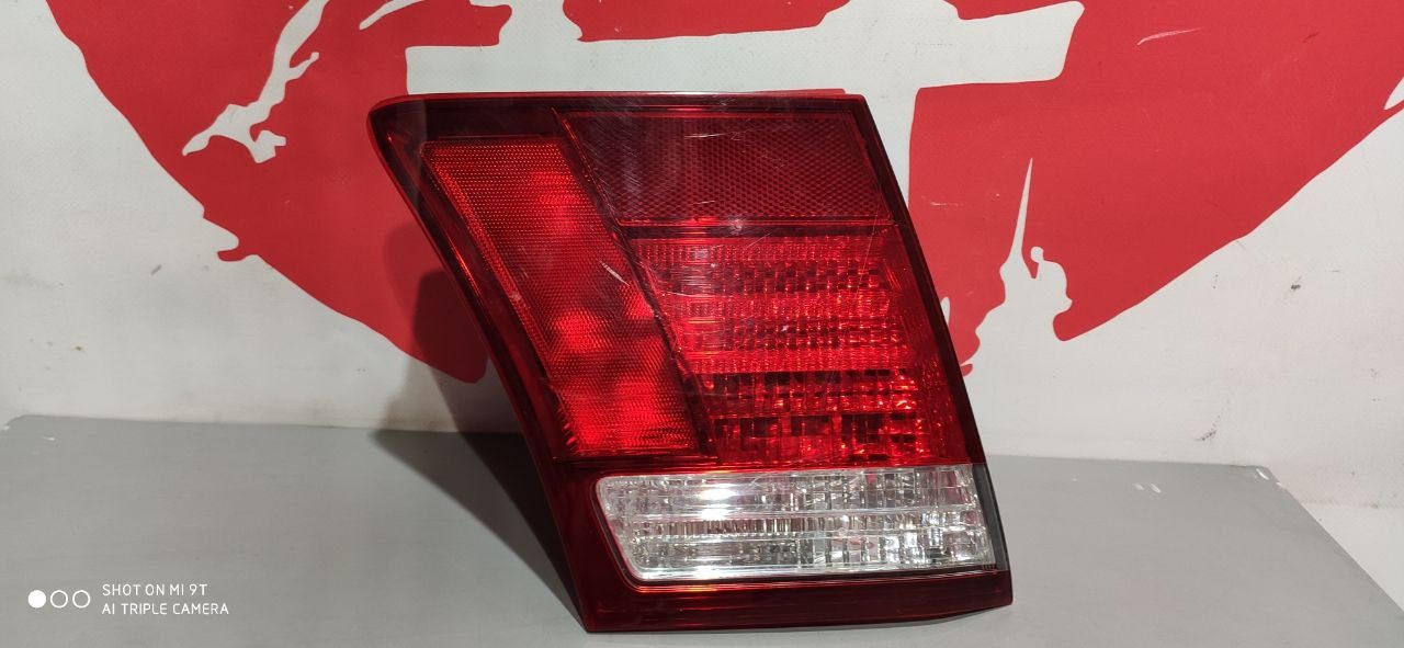 Лівий ліхтар у кришку багажника Lexus LS 460