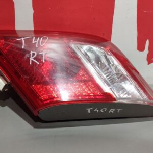 Ліхтар у кришку багажника правий Toyota Camry 40