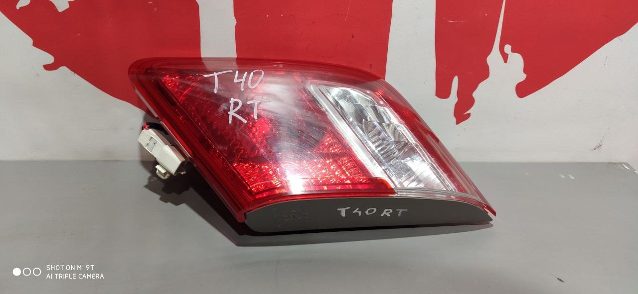 Ліхтар у кришку багажника правий Toyota Camry 40
